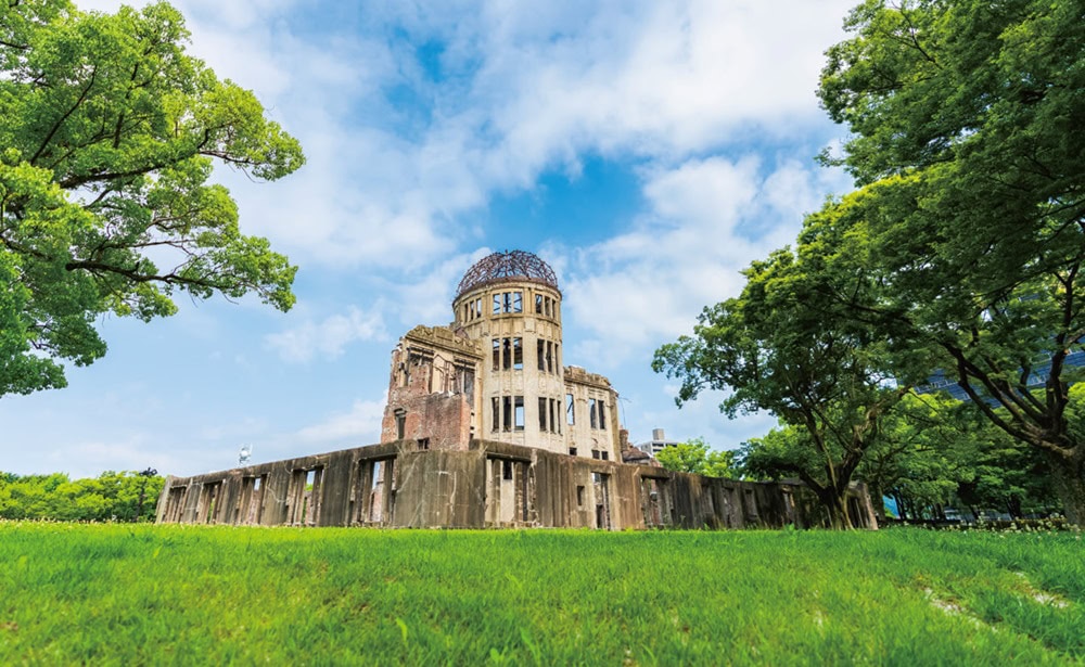 世界遺産の原爆ドーム。平和記念公園、広島平和記念資料館と併せて、外国人も多数訪れる。