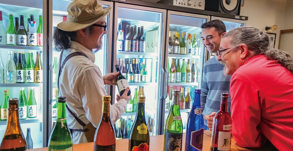 広島県府中町の老舗、佐々木酒店がリニューアル。角打ちも充実。近年、広島の地酒は外国人観光客からの人気も高まっている。