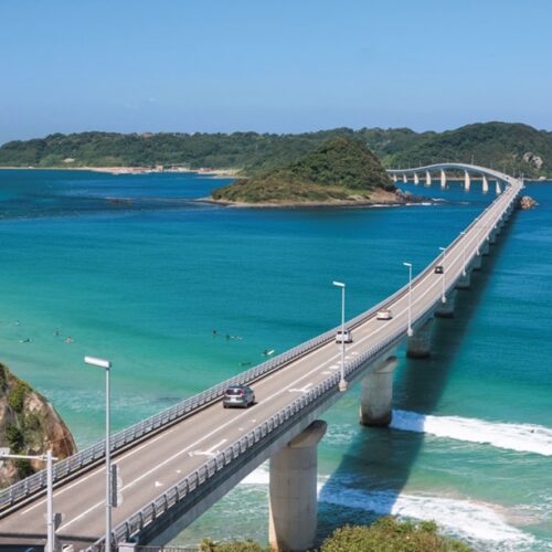 角島大橋。晴れた日の展望台からの眺めは、白い砂浜とコバルトブルーの海が広がる絶景として知られる。