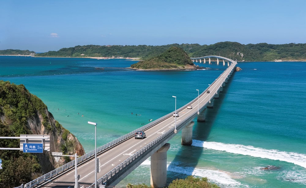 角島大橋。晴れた日の展望台からの眺めは、白い砂浜とコバルトブルーの海が広がる絶景として知られる。