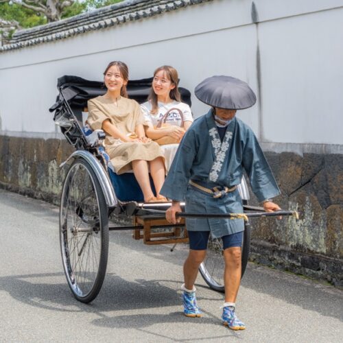 萩の城下町を巡り武家屋敷を訪ねる。散策の足に人力車も人気。