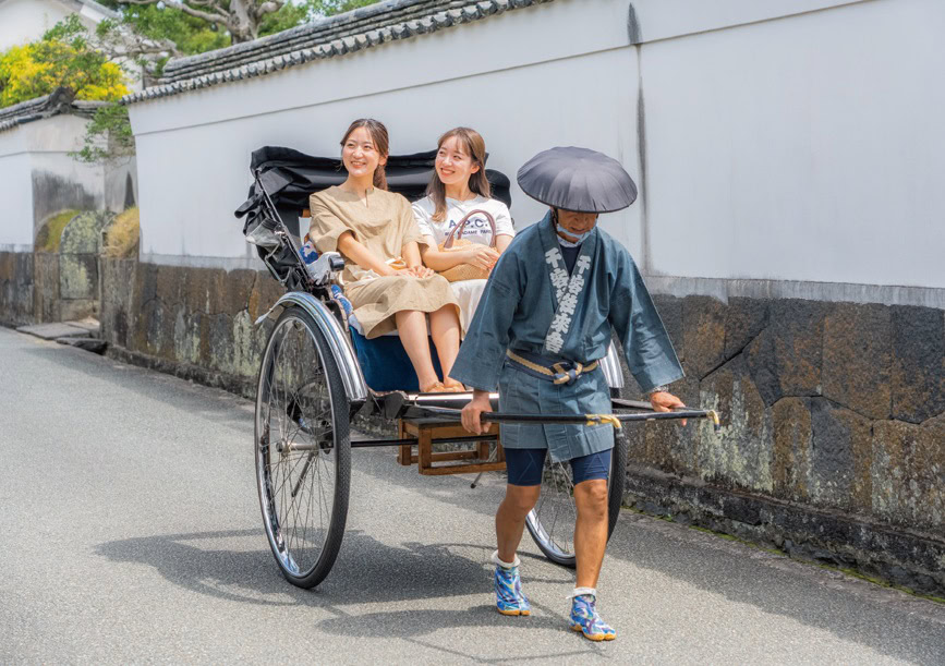 萩の城下町を巡り武家屋敷を訪ねる。散策の足に人力車も人気。