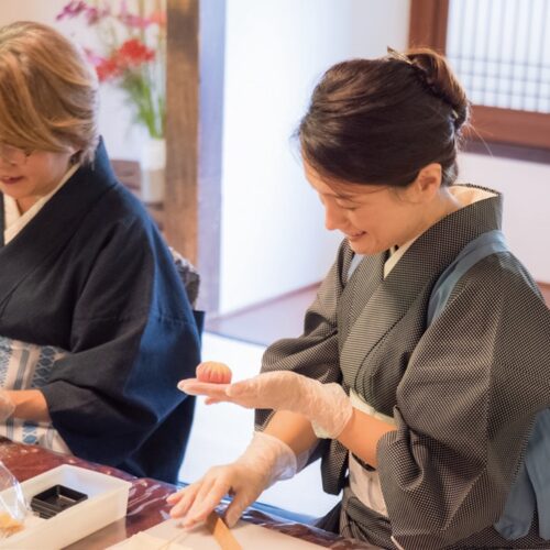 山口市の湯田温泉では和菓子づくりや茶道、着物など和文化体験のできるカフェが注目を集める。