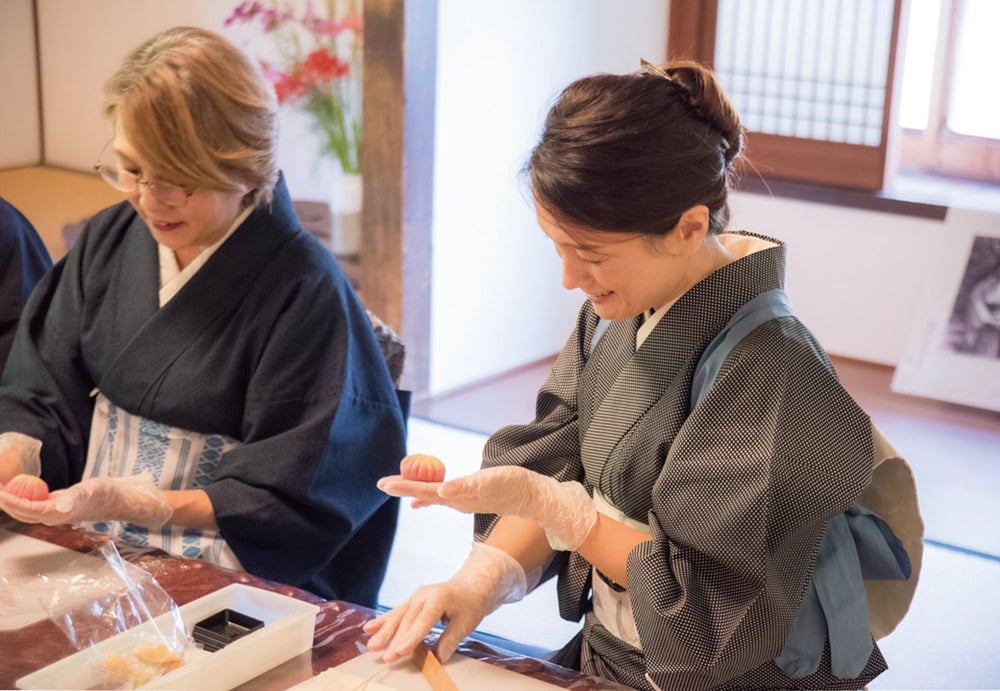 山口市の湯田温泉では和菓子づくりや茶道、着物など和文化体験のできるカフェが注目を集める。