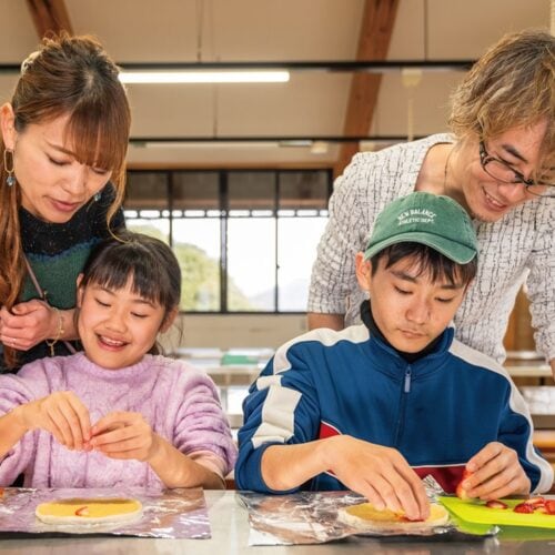 三次市の平田観光農園はイチゴ、サクランボ、ブドウ、リンゴなど季節の果物狩りを中心に手づくり体験やスイーツなどが楽しめる“くだものテーマパーク”。