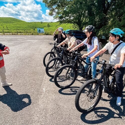 海外旅行会社のスタッフを集めて、電動アシスト付きクロスバイクで秋吉台をサイクリング体験。