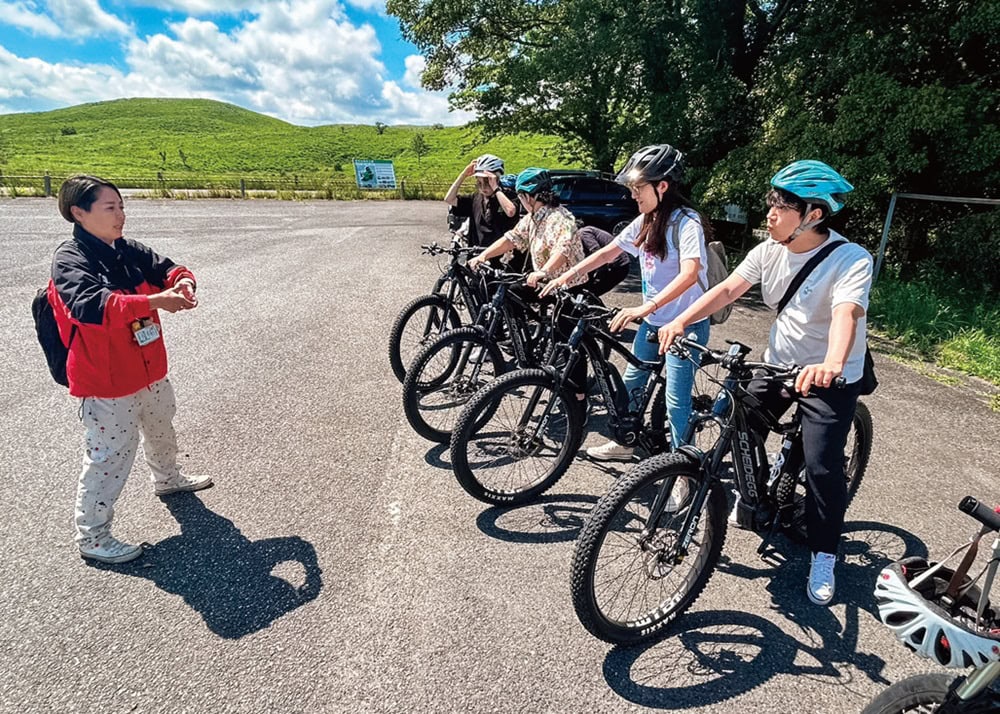 海外旅行会社のスタッフを集めて、電動アシスト付きクロスバイクで秋吉台をサイクリング体験。