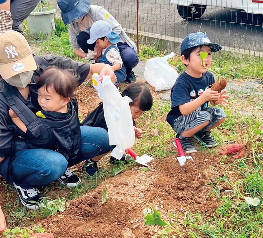 対象は1歳ごろから保育所入所までの子と家族。秋は芋掘りとクッキングを体験／福井県高浜町