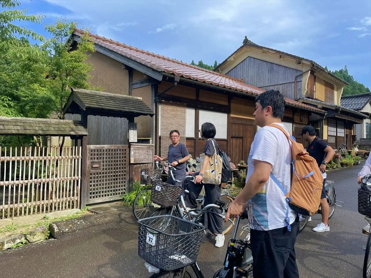 島根県の石見銀山を案内してもらっている外国からの観光客