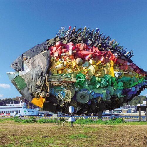 瀬戸内海の島々への本州側の玄関口となる宇野港にも、瀬戸内国際芸術祭の作品が点在。（宇野のチヌ©淀川テクニック）