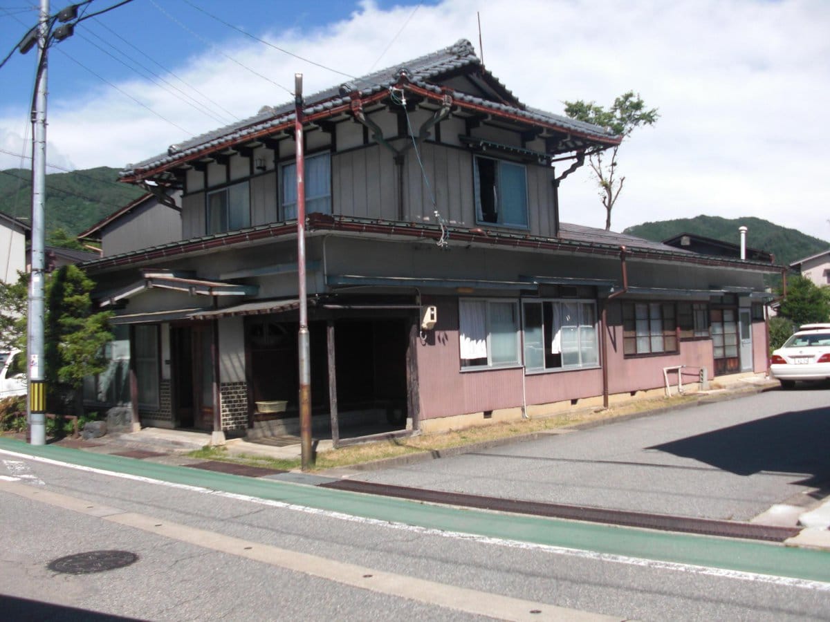 岐阜県飛騨市の閑静な住宅街にたつ中古物件正面