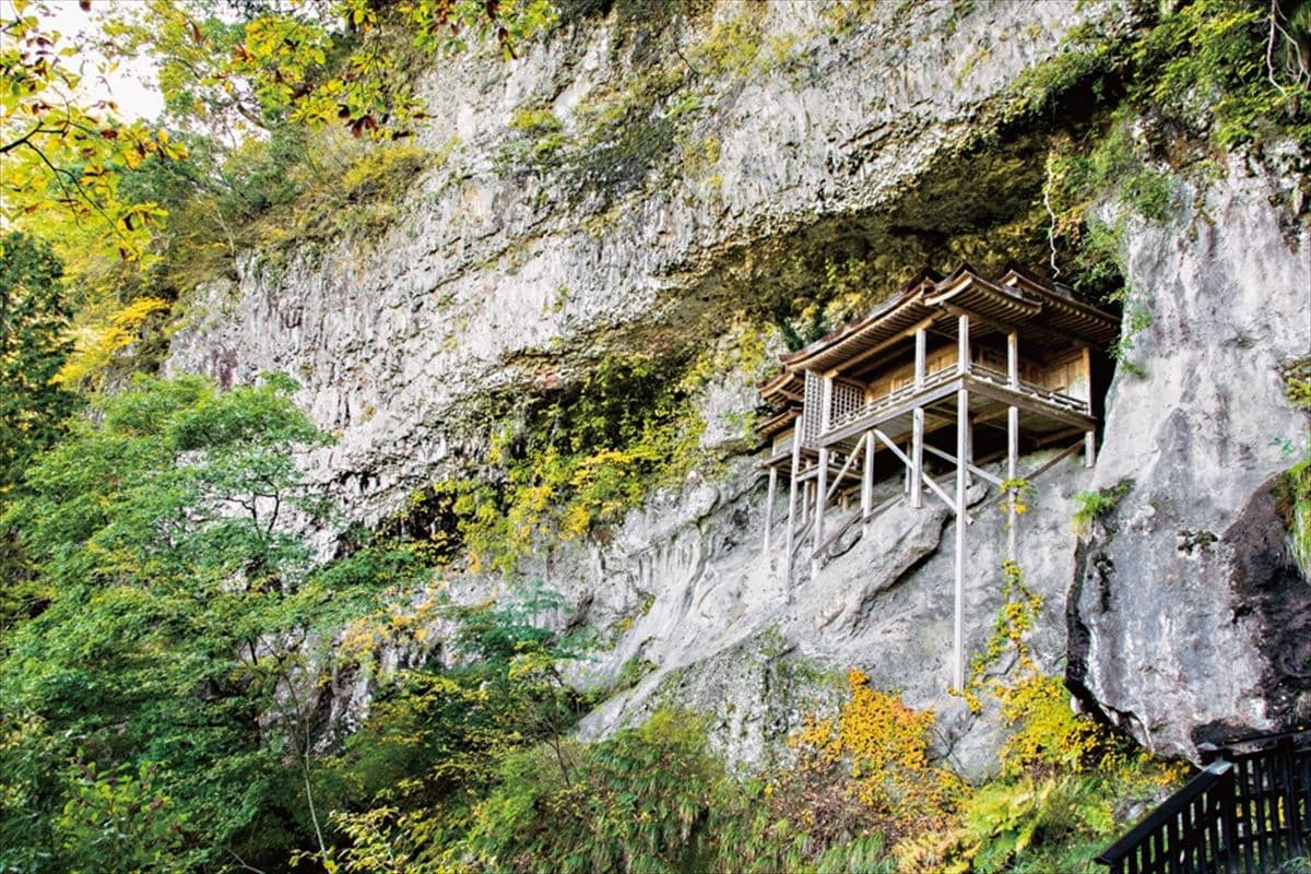 鳥取県の三徳山三佛寺にある国宝「投入堂」。建立方法はわかっていない