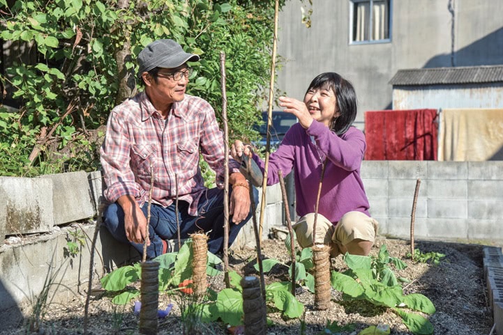 岡山県備前市へ移住したご夫妻。自宅の庭で家庭菜園を楽しむ