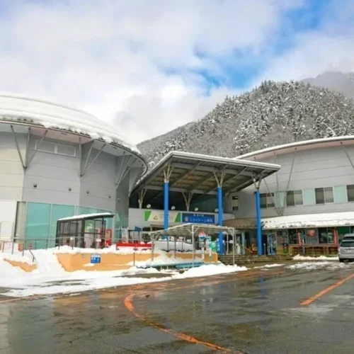 岐阜県飛騨市にある道の駅「スカイドーム神岡」。特産品の販売所やレストランがあるほか、「ひだ宇宙科学館カミオカラボ」も併設