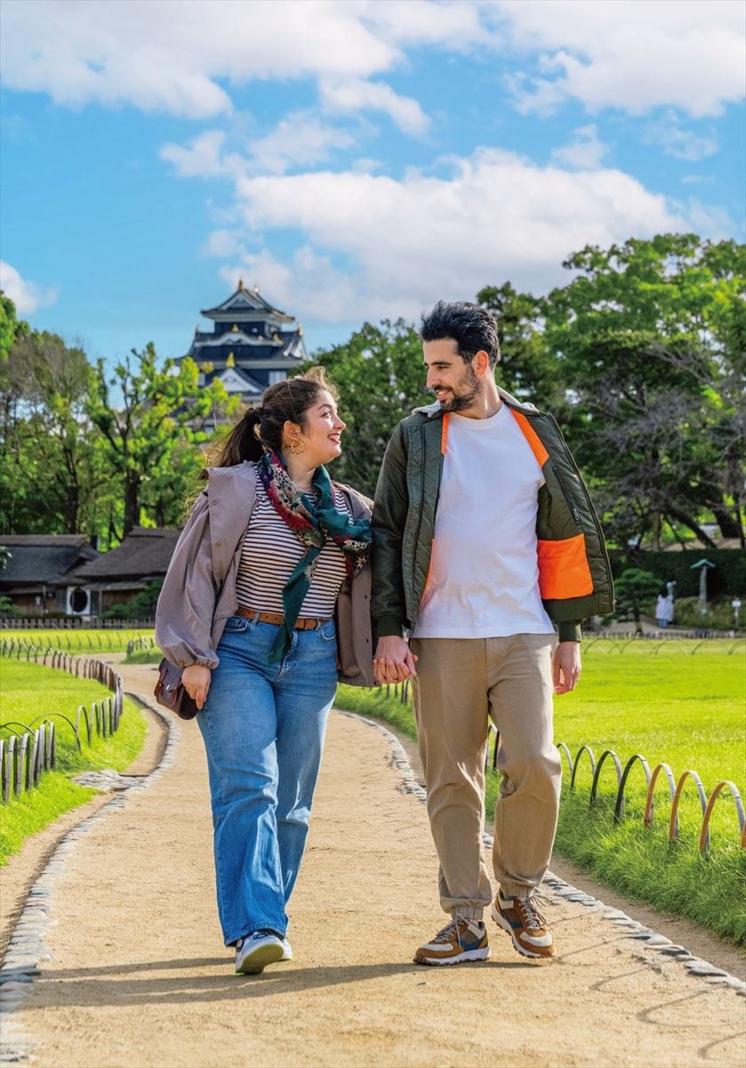 岡山県の「岡山後楽園」は、日本三名園のひとつ。園内からは隣の岡山城が望める