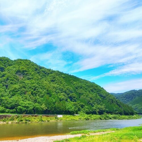 広島県三次市を流れる江の川。豊かな自然の恵みをもたらしてくれます。