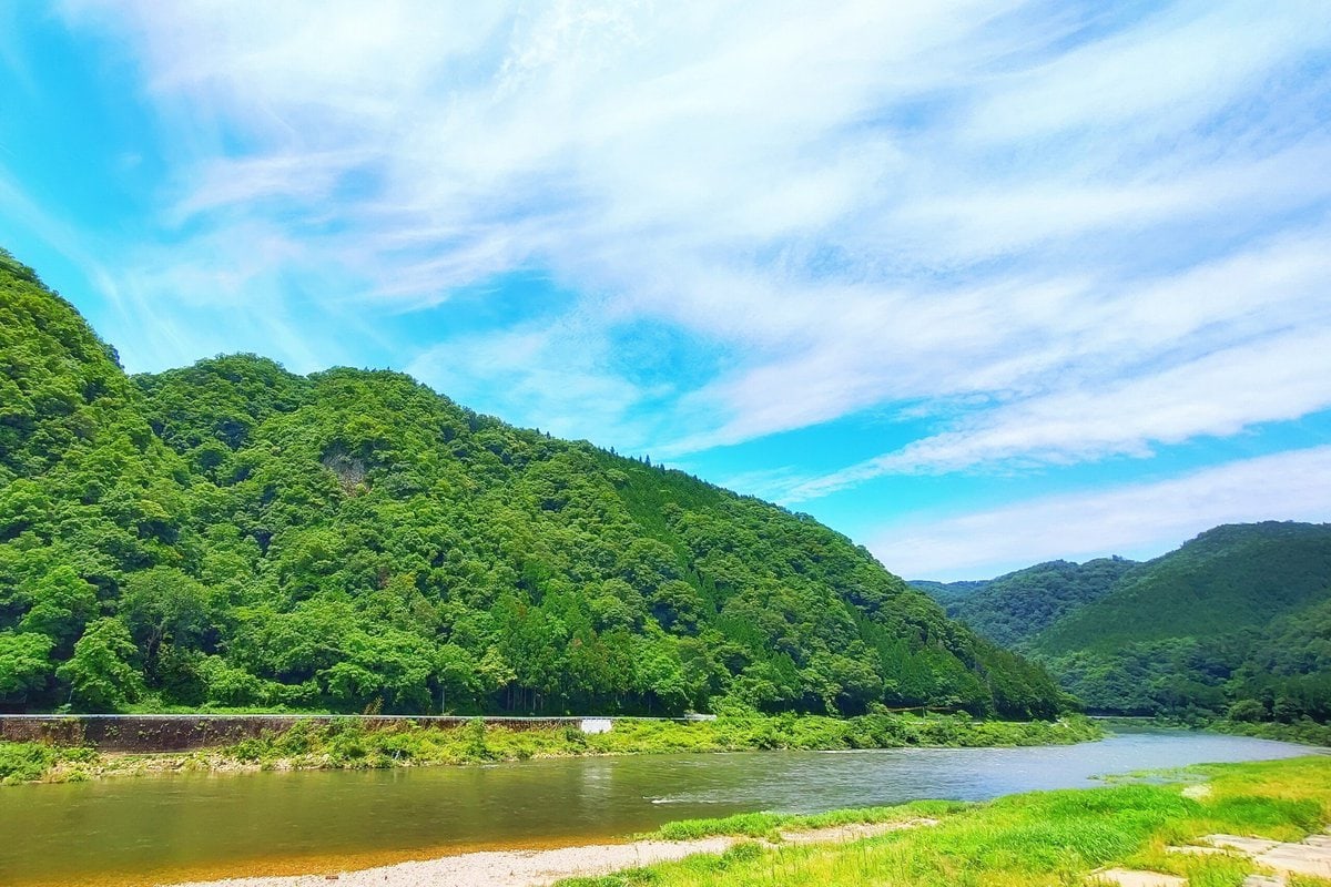 広島県三次市を流れる江の川。豊かな自然の恵みをもたらしてくれます。