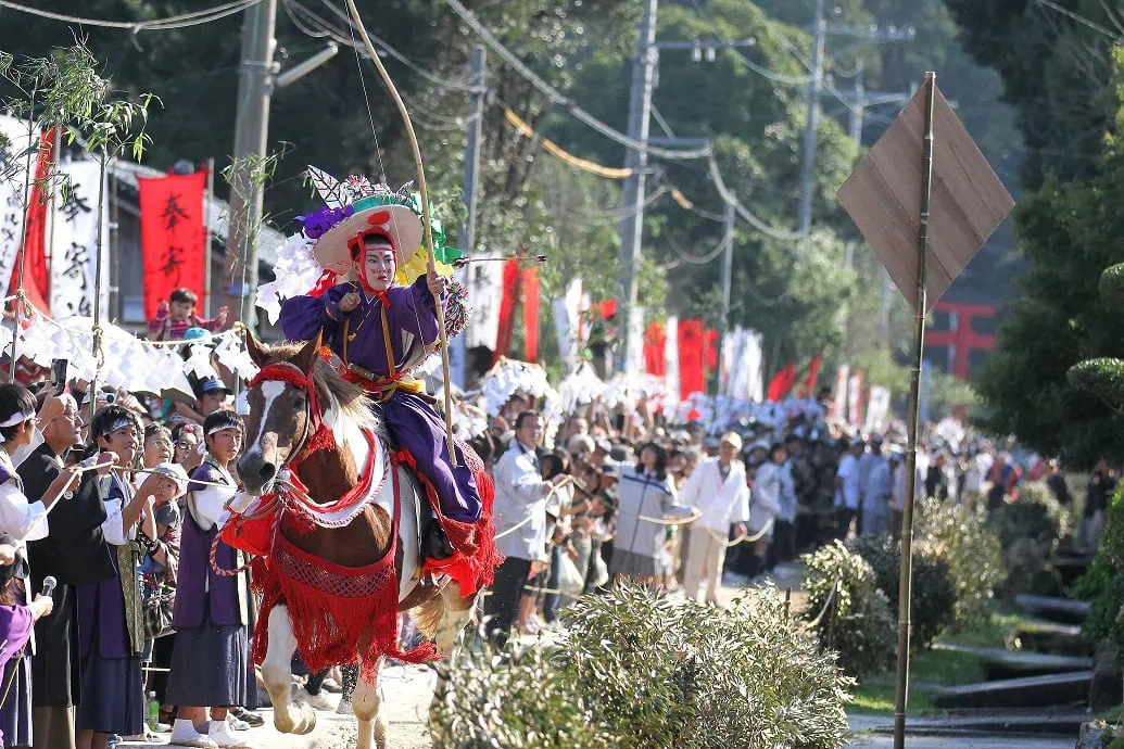 鹿児島県肝付町の高山流鏑馬は、平安時代から900年あまり続く伝統行事です。全国的に成人の射手が多い流鏑馬ですが、肝付町で行われる流鏑馬の射手は中学生が務めます。