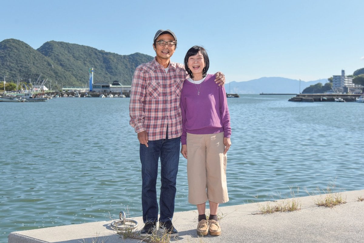 岡山県備前市へ移住したご夫妻。日生湾を背景に