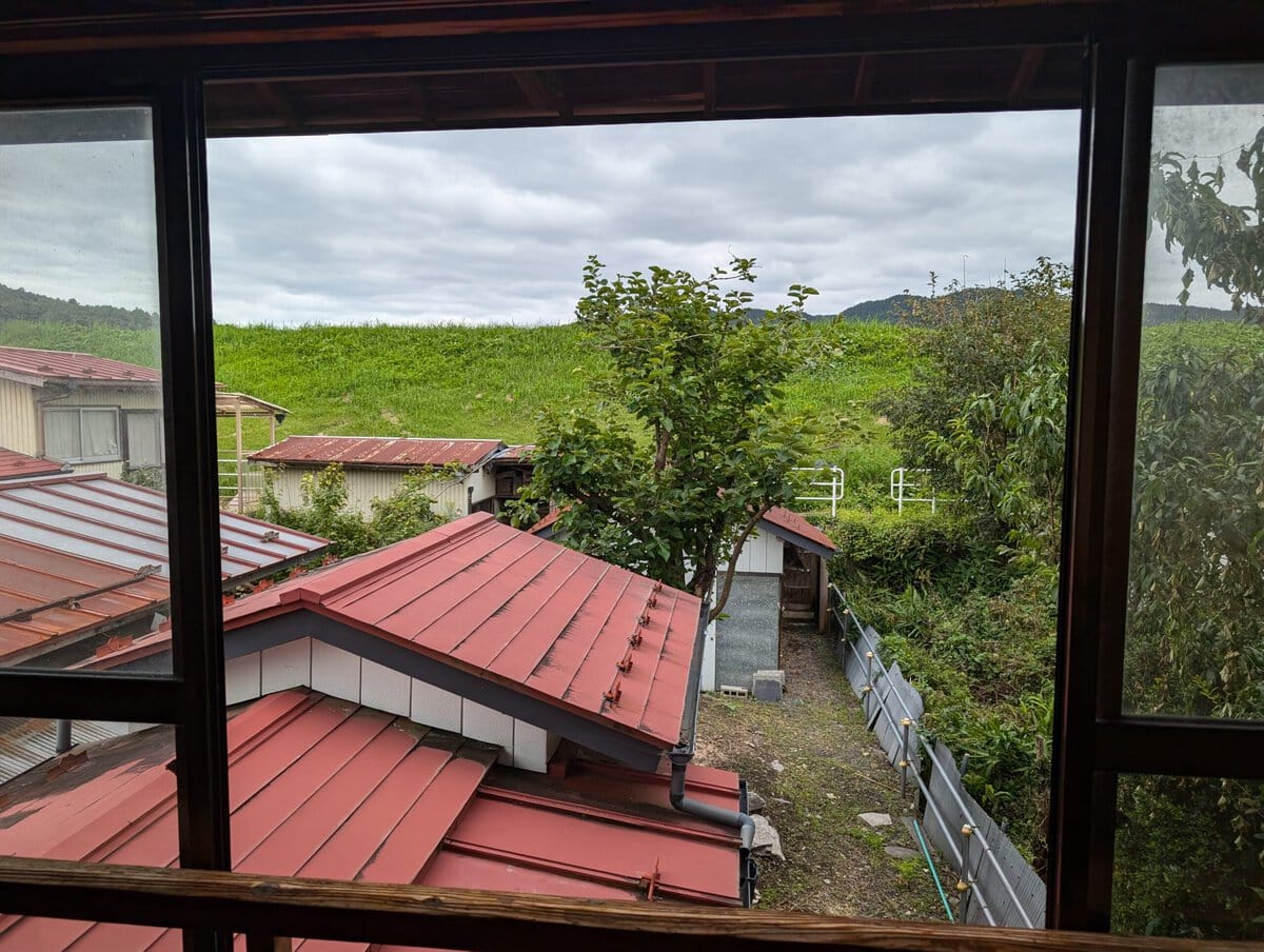 2階の縁側から見える風景。北上川の土手がすぐそこにあります。