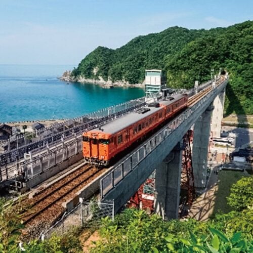 兵庫県香美町にある山陰本線の余部鉄橋。日本海の美しい眺望が見どころ