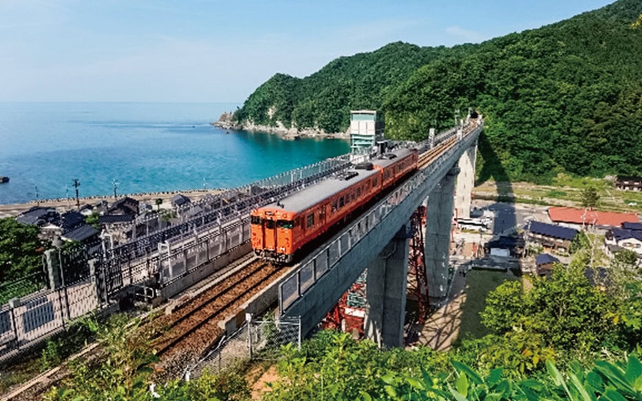 兵庫県香美町にある山陰本線の余部鉄橋。日本海の美しい眺望が見どころ