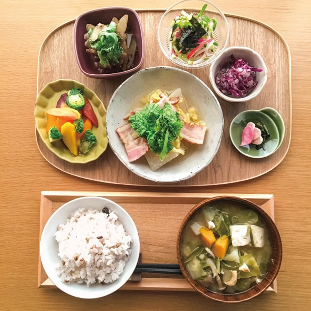 清水さんは定食とカレーを担当。野菜たっぷりの小鉢、具だくさん味噌汁、雑穀米がセットの一心定食は1320円、気まぐれカレーは1210円（滋賀県長浜市）