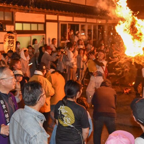 起源も由来も謎の奇祭「ケベス祭」は国選択無形民俗文化財。飛び交う火の粉を浴びると無病息災のご利益があるといわれている。