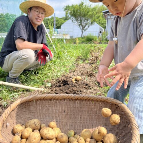 「畑仕事は、3歳の息子も小さな手で頼もしく手伝ってくれるんですよ」