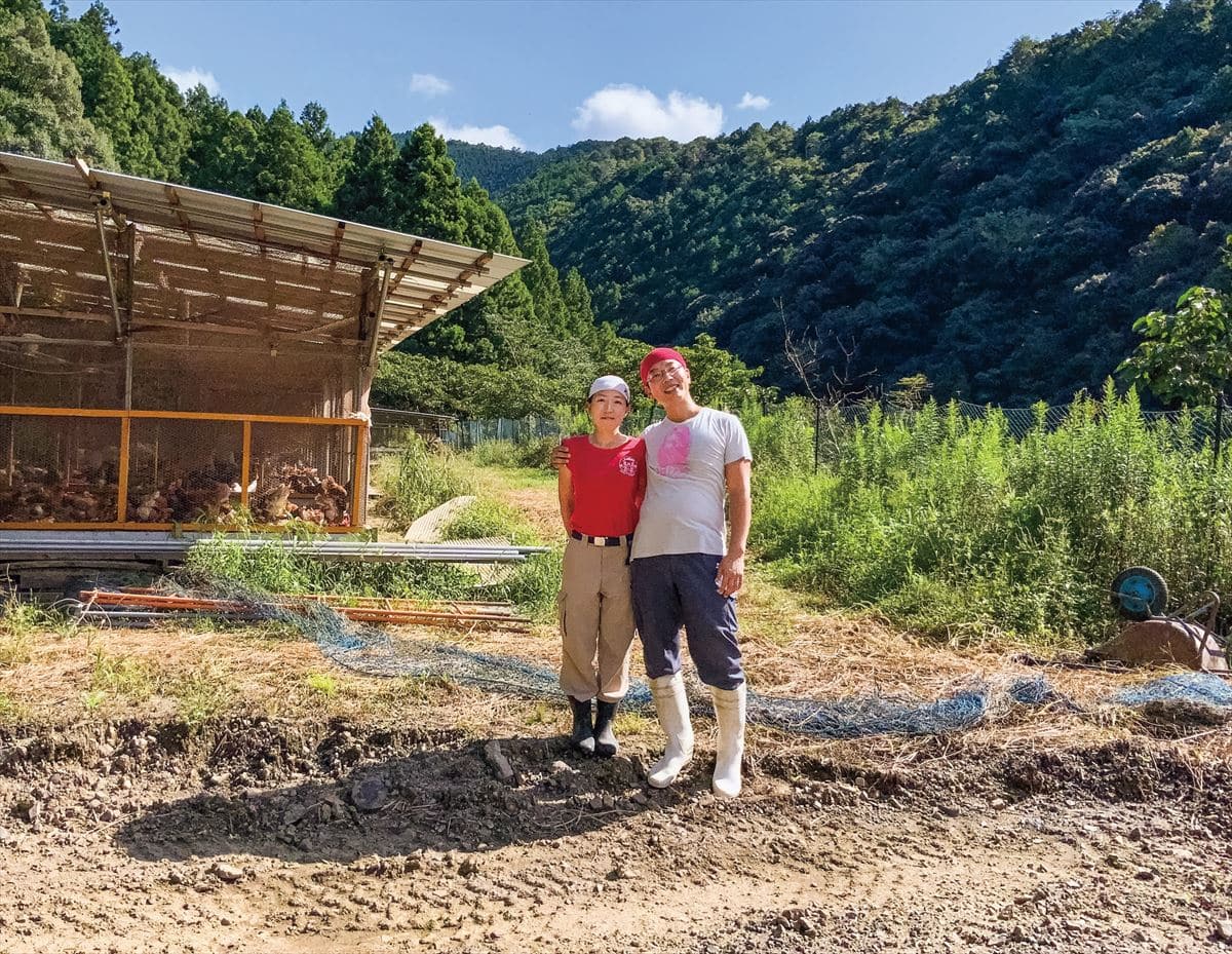 和歌山県田辺市龍神村で小規模養鶏をしている石﨑さん夫妻