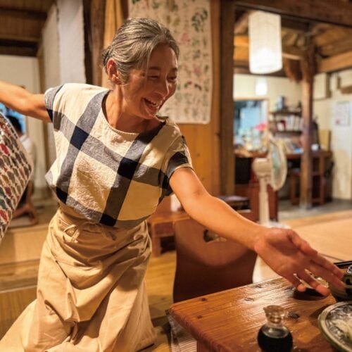 沖縄県西表島の沖縄料理の店「はてるま」でも働く