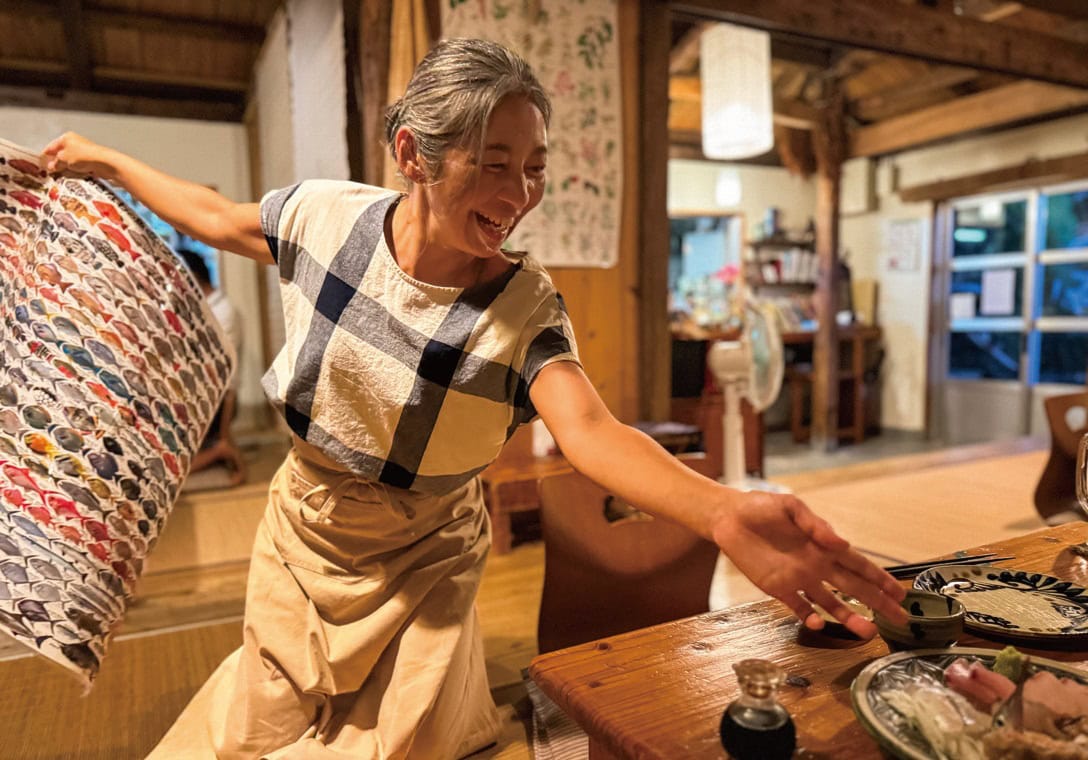 沖縄県西表島の沖縄料理の店「はてるま」でも働く