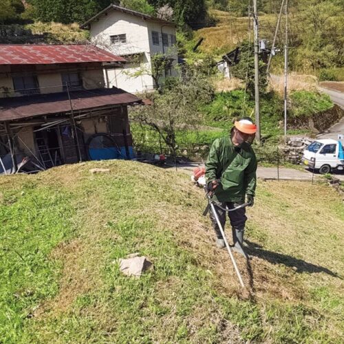 兵庫県の香美町地域づくり事業協同組合。春から秋は草刈り業務が定番