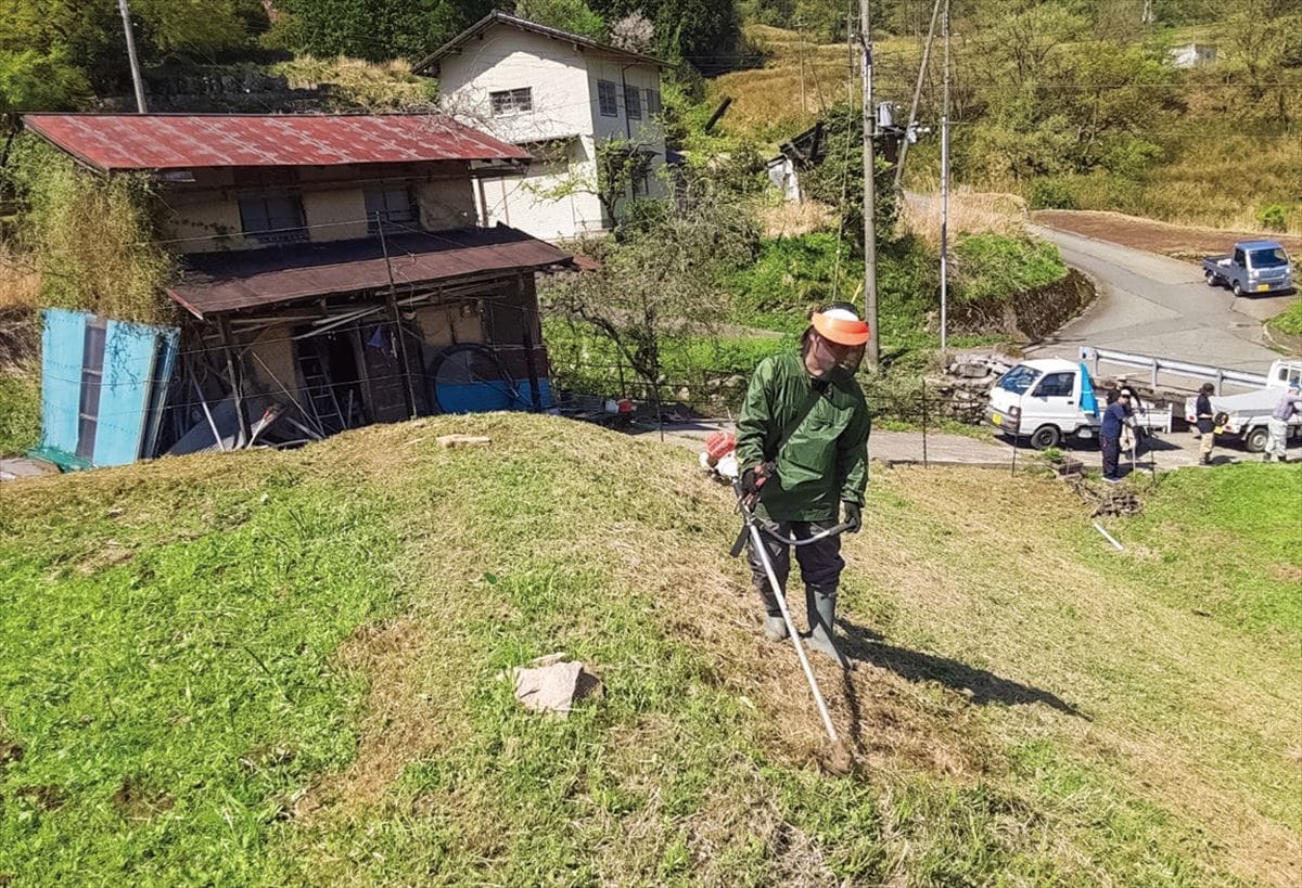 兵庫県の香美町地域づくり事業協同組合。春から秋は草刈り業務が定番