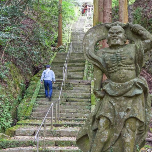 仁王像が迎える文殊仙寺は六郷満山随一の古刹。周囲には国指定名勝の文殊耶馬が広がる。