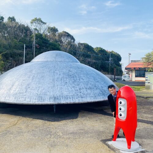 宇宙港の計画が進む大分空港横の公園に、宇宙人のポルチコポピリンとUFOが登場。