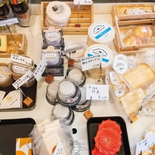 奈良県奈良市の「CHEESE CAFE soan」。チーズの販売コーナーでは日本のチーズを取り揃えている