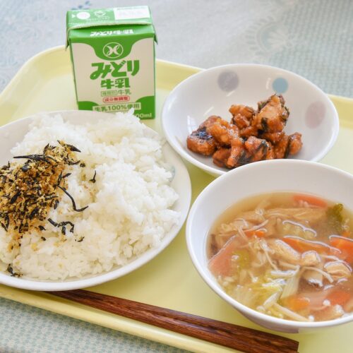 この日の主役は鶏肉とニラを使った「トリニータ丼」。給食には地元の食材も多く取り入れている