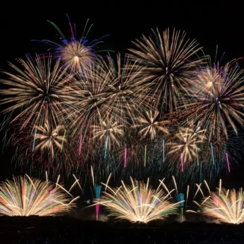 鶴岡市で開催される赤川花火大会。全国からトップクラスの花火師が集まる人気イベント。