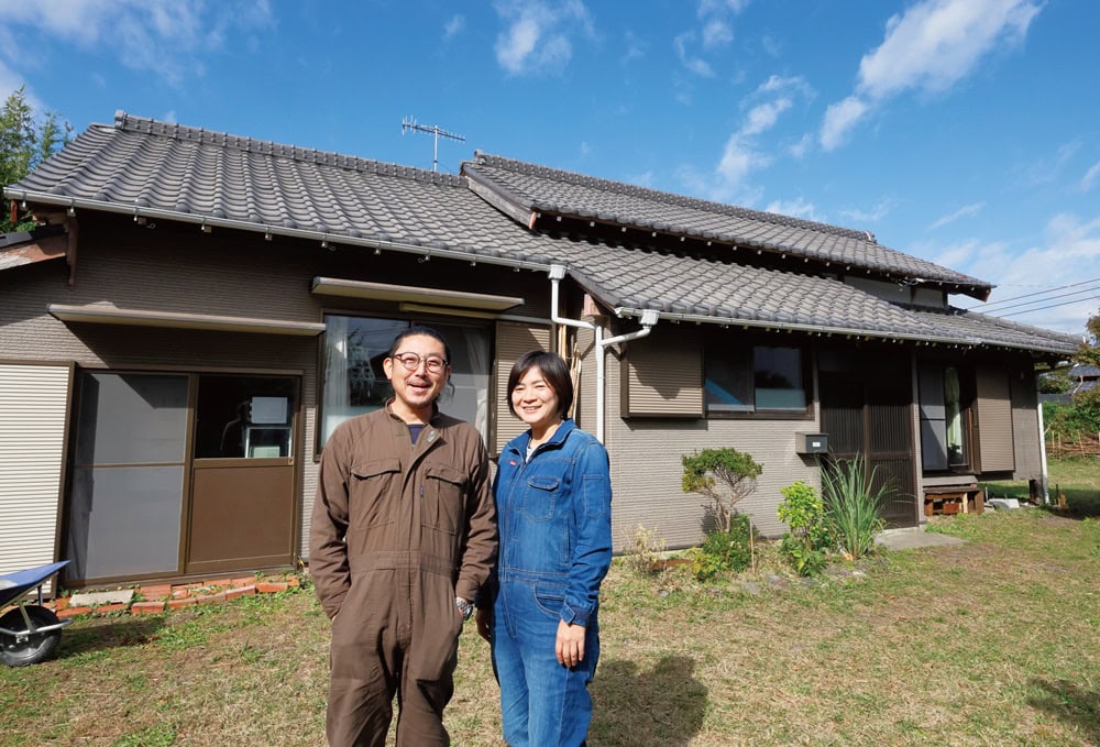 作業着姿の盛さん夫妻は、この日も畑との境界に生える竹の伐採中だった。「小さな菜園程度を考えてたら、あまりに広い畑を持つことができて驚いてます」（真希さん）／千葉県館山市