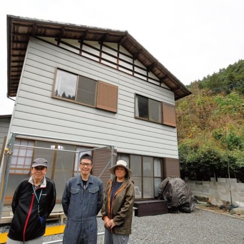 添田さんが200万円で購入した家は築29年の3LDK。敷地は裏の山の一部も含まれ、約110坪／群馬県下仁田町