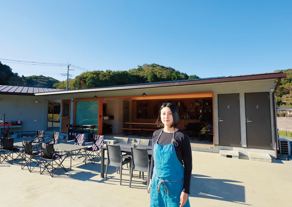 カフェの建物は一級建築士の夫と2人で設計。「地元の人たちとのつながりを大切にしたい」との思いから、建築の施工は秩父の工務店に依頼した／埼玉県秩父市