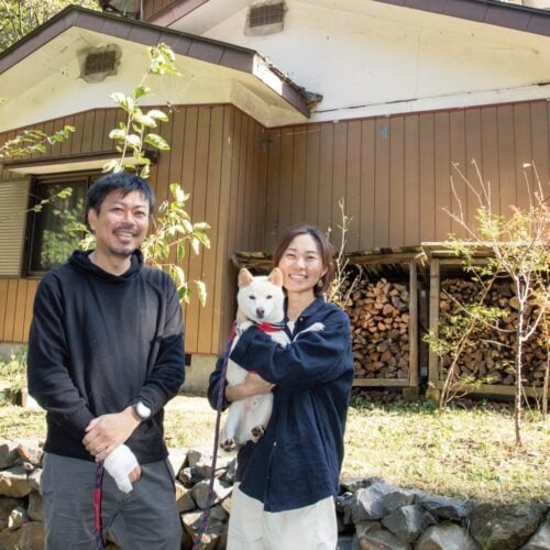 栃木県益子町の住まいの前で。伊藤さんの実家の愛犬テンちゃんも、ときどき一緒にやってくる。