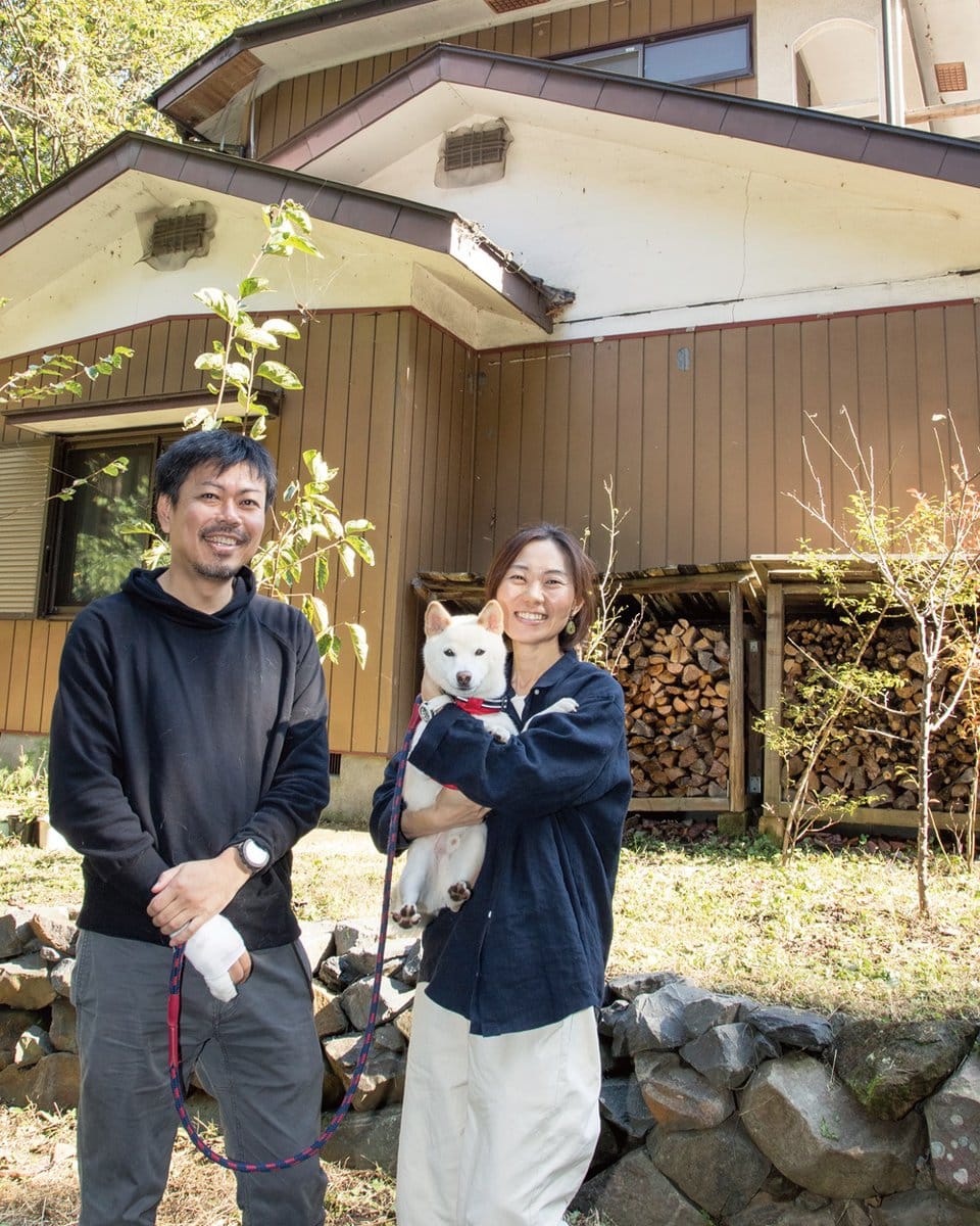 栃木県益子町の住まいの前で。伊藤さんの実家の愛犬テンちゃんも、ときどき一緒にやってくる。