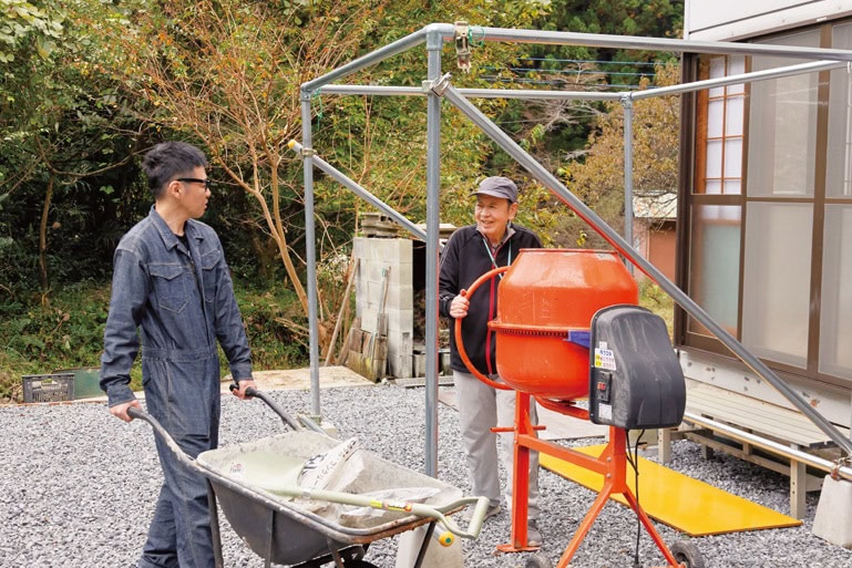 父の秀夫さんと2人で敷地周りの修繕を楽しむ。「次第に規模が大きくなって、コンクリートミキサーまで買ってしまいました（笑）」／群馬県下仁田町