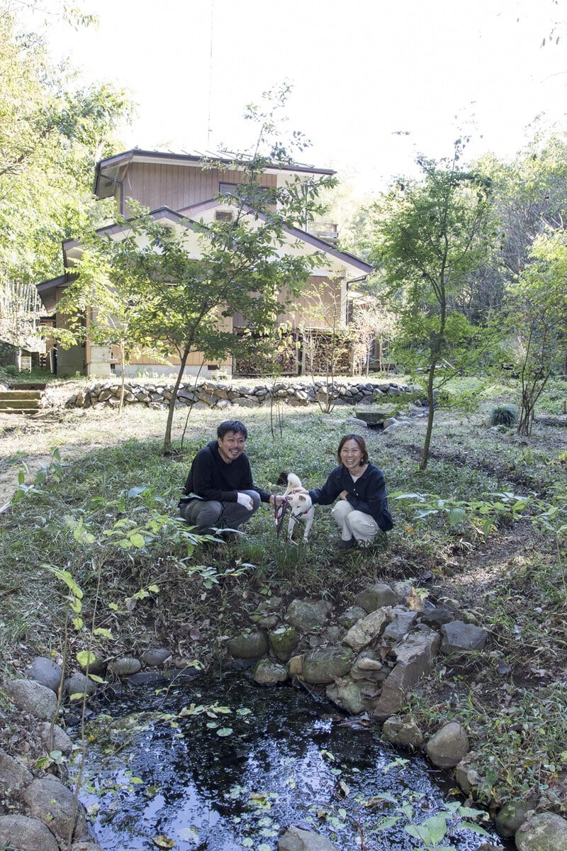 雑木林につながる庭。中央に設けた池には水生昆虫も棲みつく（栃木県益子町）