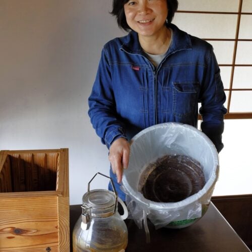 この家で初めて仕込んだ手づくりの醤油と味噌。以前から無農薬無肥料の野菜栽培や米づくりに興味があった真希さんは、農作業の講座などに積極的に通っていた／千葉県館山市