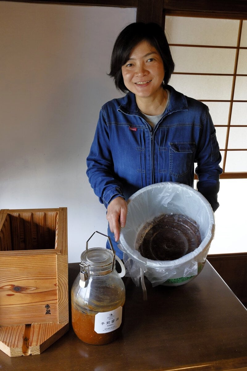 この家で初めて仕込んだ手づくりの醤油と味噌。以前から無農薬無肥料の野菜栽培や米づくりに興味があった真希さんは、農作業の講座などに積極的に通っていた／千葉県館山市