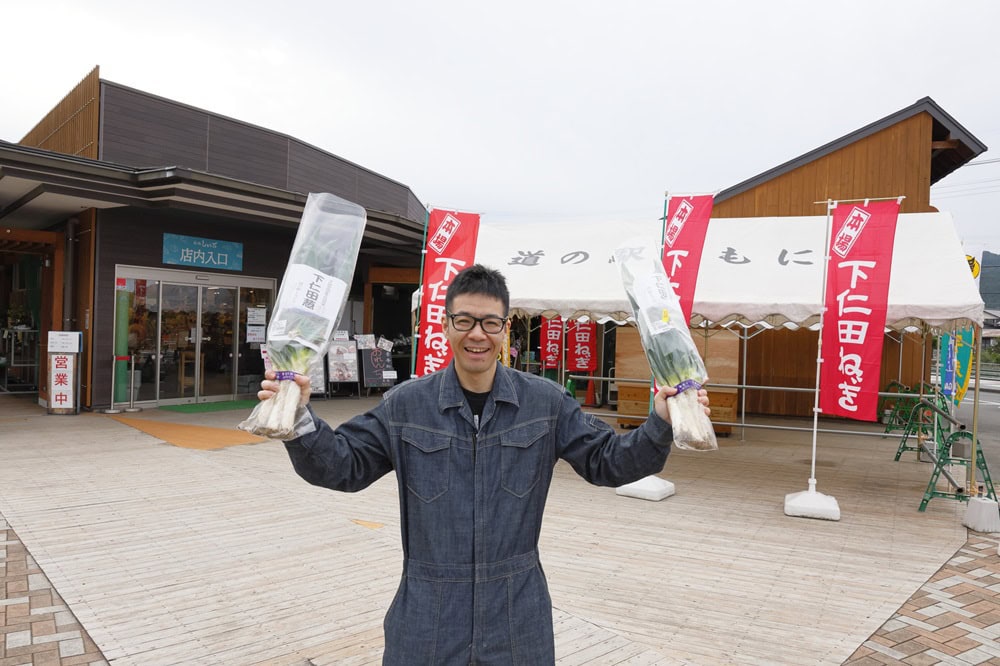 「道の駅しもにた」まで車で約15分。特産のこんにゃくやネギをはじめ、おいしい食材がたくさん手に入る。「高速を下りたら、まずここに寄って食材を買い込むのが定番です」／群馬県下仁田町