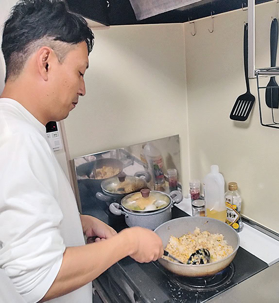 悠也さんが早く帰った日は料理を担当。「彼の料理、とってもおいしいんです」と、菜穂さん。